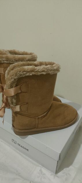 vendo calçado novo por motivo de não servir.. Botas e botins