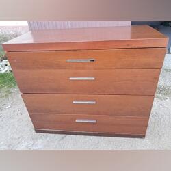 comoda quatro gavetas. Cómoda