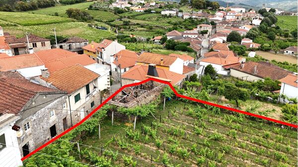 Moradias para reconstrução e terreno -Vilar Maçada. Terreno Rústico