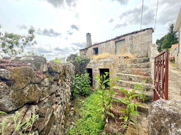 Moradias para reconstrução e terreno -Vilar Maçada. Terreno Rústico