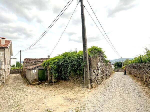 Moradias para reconstrução e terreno -Vilar Maçada. Terreno Rústico