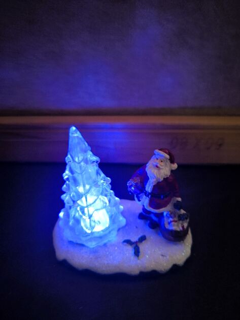pai natal com árvore de natal. Decoração de natal