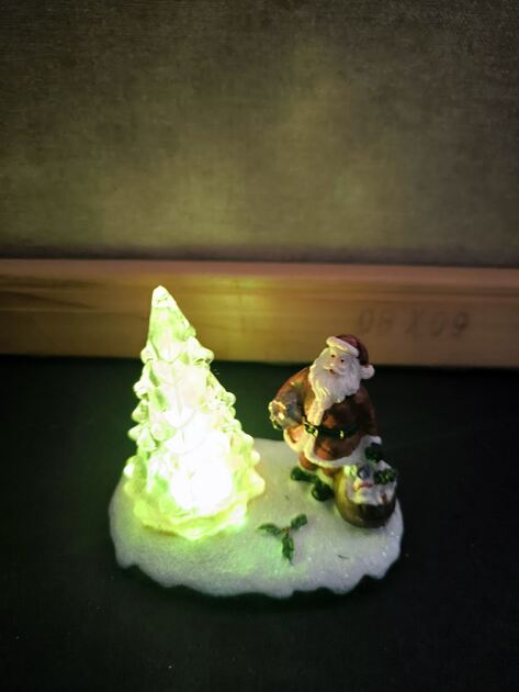 pai natal com árvore de natal. Decoração de natal