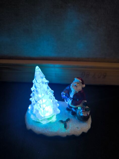 pai natal com árvore de natal. Decoração de natal