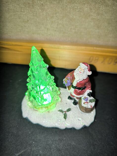 pai natal com árvore de natal. Decoração de natal