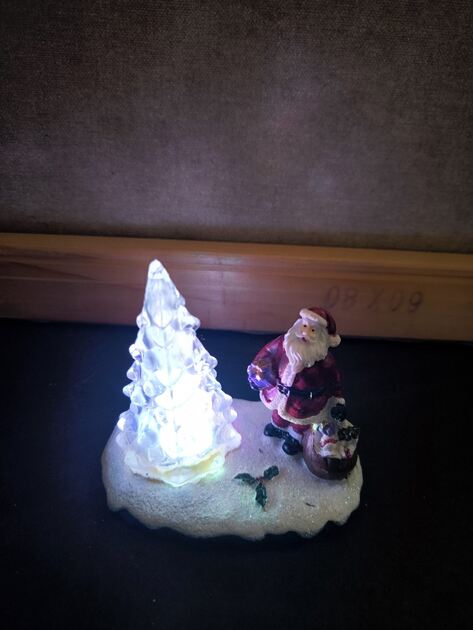 pai natal com árvore de natal. Decoração de natal