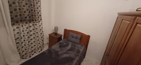 Aluga-se quarto solteiro em Agualva-Cacém . Ofereço Quarto para Arrendar