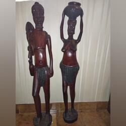 Casal africano. Esculturas. Odivelas. Madeira     Africanas Feito a mão Novo / Como novo