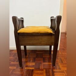 Vendo cadeira de sala en madeira. Cadeiras