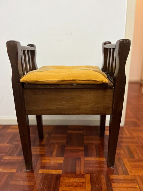 Vendo cadeira de sala en madeira. Cadeiras
