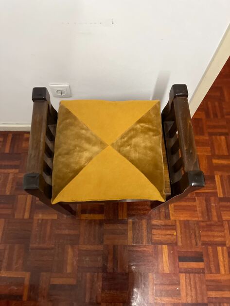 Vendo cadeira de sala en madeira. Cadeiras