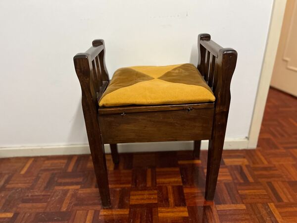 Vendo cadeira de sala en madeira. Cadeiras