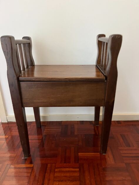 Vendo cadeira de sala en madeira. Cadeiras