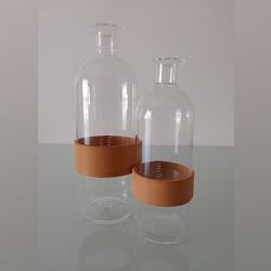 Conjunto 2 jarras vidro com tira de couro. Vasos. Torres Vedras