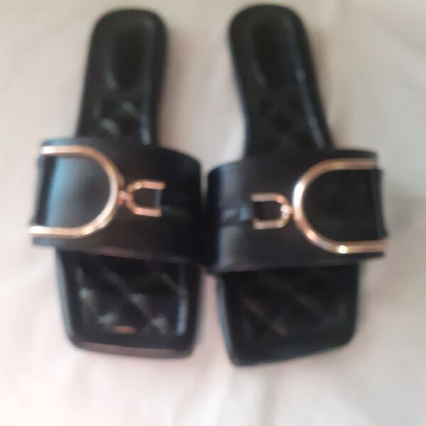 chinelos tamanho 36 com pouco uso. Sandálias