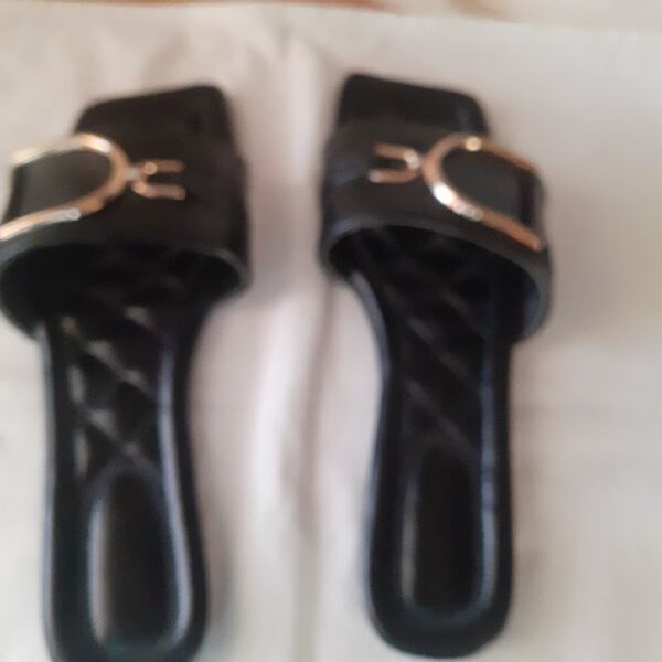 chinelos tamanho 36 com pouco uso. Sandálias