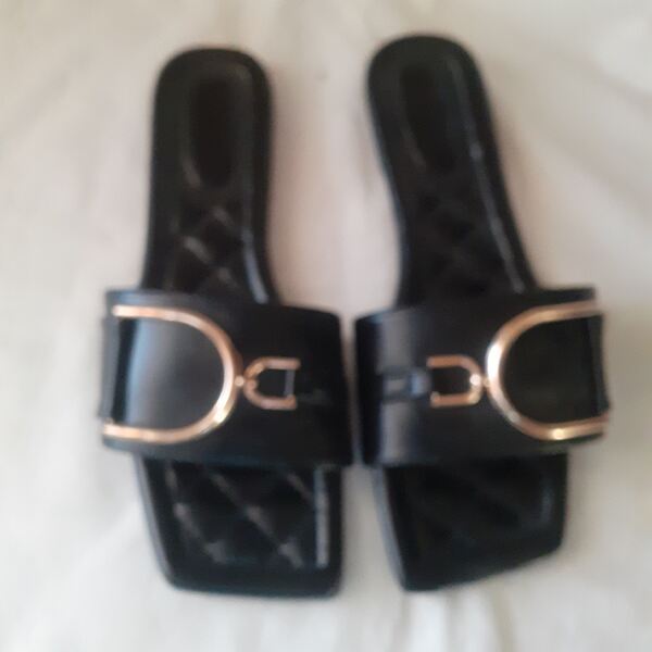 chinelos tamanho 36 com pouco uso. Sandálias