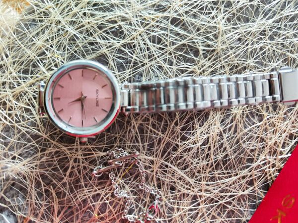 Conjunto de Relógio mais duas pulseiras de Senhora da Skyline . Relógios de Pulso