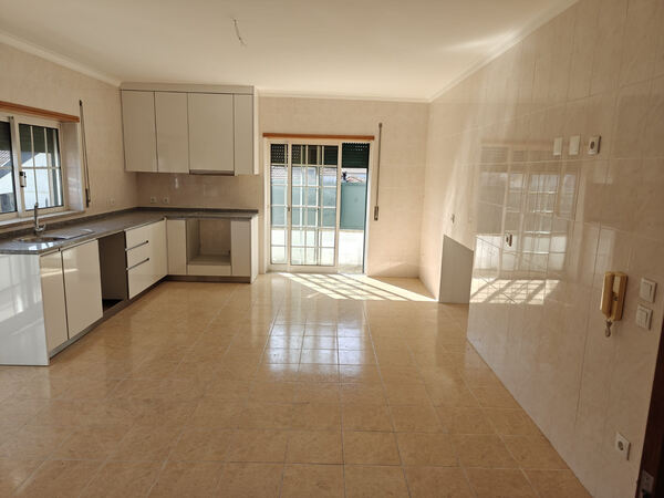 Moradia em Meixomil, Paços de Ferreira. Casa e apartamentos para vender