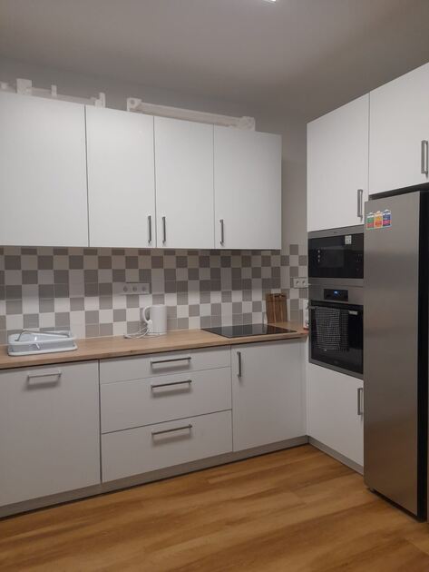 Alugo Quarto SUIT com WC privativo. Ofereço Quarto para Arrendar