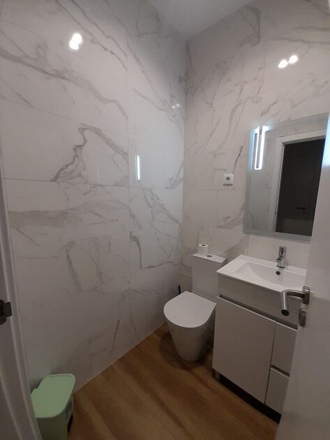Alugo Quarto SUIT com WC privativo. Ofereço Quarto para Arrendar