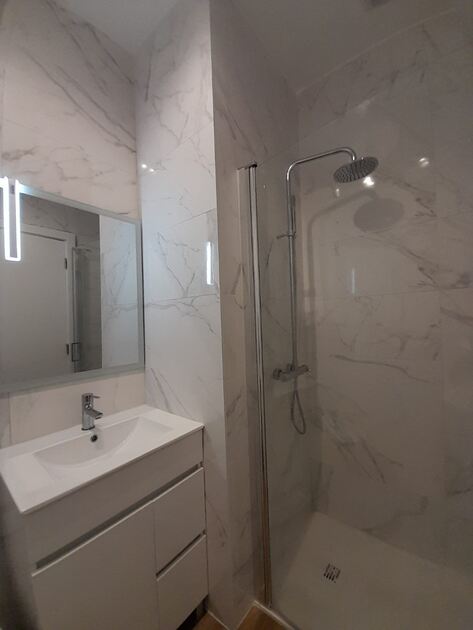 Alugo Quarto SUIT com WC privativo. Ofereço Quarto para Arrendar