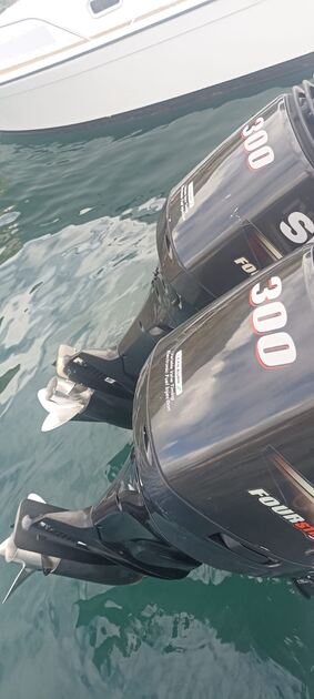 Boston whaler 280 outrage. Barcos a motor