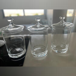 Conjunto de frascos de vidro. Decoração de cristal. Porto Cidade