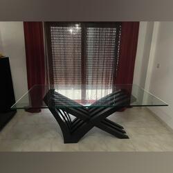 Elegante Mesa de Sala de Jantar com Tampo em Vidro. Conjunto de mesa e cadeiras