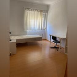 Quarto para alugar a estudante em Odivelas . Ofereço Quarto para Arrendar. Odivelas. 75 m2 1 quarto Cama de solteiro   0 banhos Longo (12+ meses) Andar baixo Internet Mobiliado Elevador