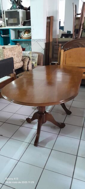 Mesa extensível e 6 cadeiras. Conjunto de mesa e cadeiras