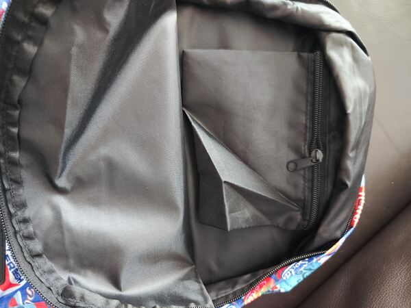 Mochila multicolorida da Ambar da coleção Inverse, NOVA. . Malas e mochilas escolares