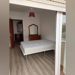 QUARTO. Ofereço Quarto para Arrendar. Leiria. 150 m2 3 quartos Cama de solteiro   2 banhos Curto (1-3 meses) Último andar Internet Mobiliado Quarto privado Limpeza incluída