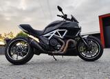 Ducati Diavel Carbon white edition 1200. Motos. Aveiro. 2016  Ducati 7.500 km Moto desportiva Gasolina sem chumbo Preto 1200 cc Arrancador eléctrico Catalisador Com arranque Escape duplo Luzes Led Travões abs Assento baixo Chave de proximidade Chave inteligente Com dois lugares Com encosto Fibra de carbono Injecção total Pneus largos Topcase Velocidade de cruzeiro Novo / Como novo