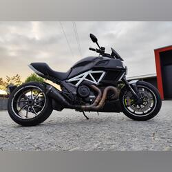 Ducati Diavel Carbon white edition 1200. Motos. Aveiro. 2016  Ducati 7.500 km Moto desportiva Gasolina sem chumbo Preto 1200 cc Arrancador eléctrico Catalisador Com arranque Escape duplo Luzes Led Travões abs Assento baixo Chave de proximidade Chave inteligente Com dois lugares Com encosto Fibra de carbono Injecção total Pneus largos Topcase Velocidade de cruzeiro Novo / Como novo