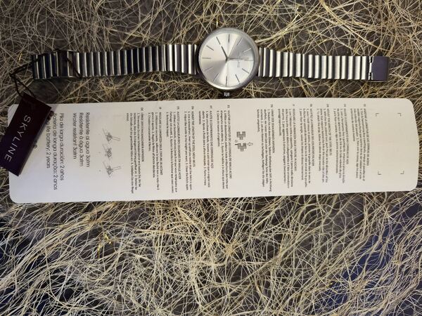 Relógio de pulso feminino prateado em aço Skyline . Relógios de Pulso