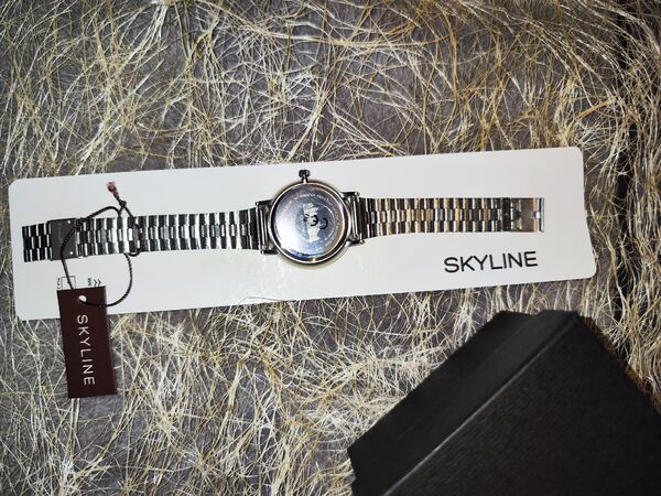 Relógio de pulso feminino prateado em aço Skyline . Relógios de Pulso