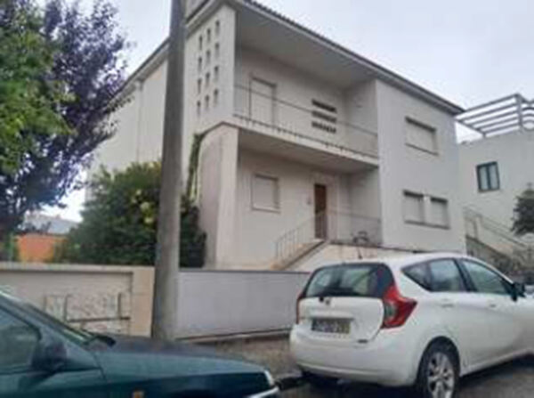 À venda de Moradia independente em rua Pinheiro Ch. Casa e apartamentos para vender