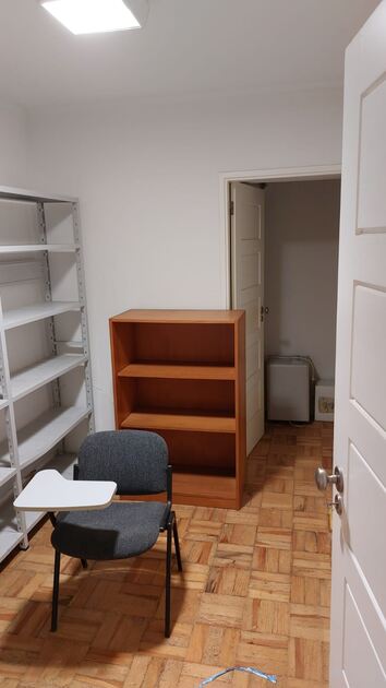 À venda de Moradia independente em rua Pinheiro Ch. Casa e apartamentos para vender