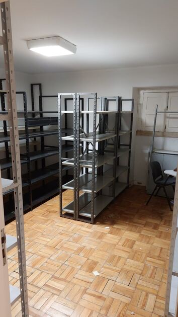 À venda de Moradia independente em rua Pinheiro Ch. Casa e apartamentos para vender