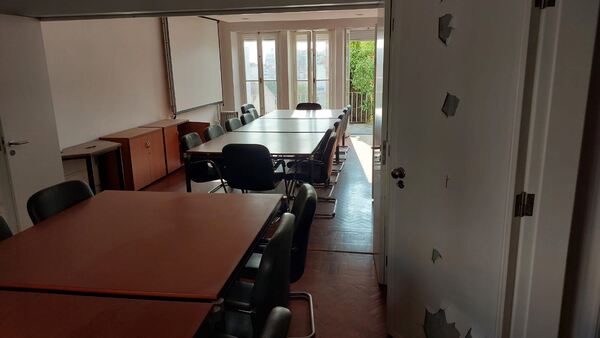 À venda de Moradia independente em rua Pinheiro Ch. Casa e apartamentos para vender