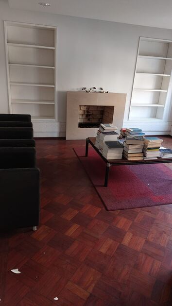 À venda de Moradia independente em rua Pinheiro Ch. Casa e apartamentos para vender