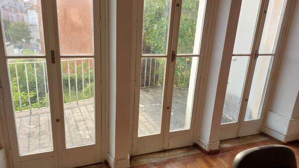 À venda de Moradia independente em rua Pinheiro Ch. Casa e apartamentos para vender