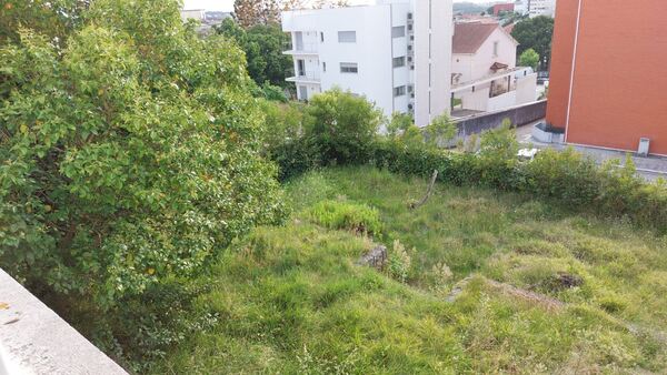 À venda de Moradia independente em rua Pinheiro Ch. Casa e apartamentos para vender