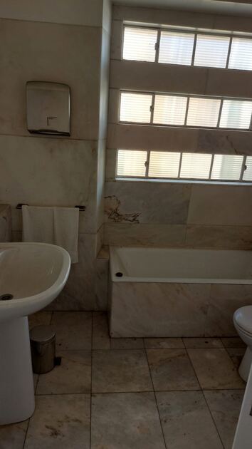 À venda de Moradia independente em rua Pinheiro Ch. Casa e apartamentos para vender