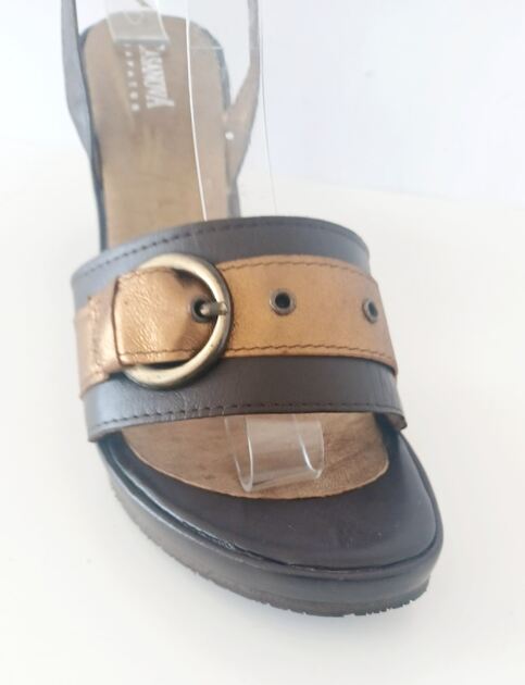 sandalias em pele genuína. . Sandálias