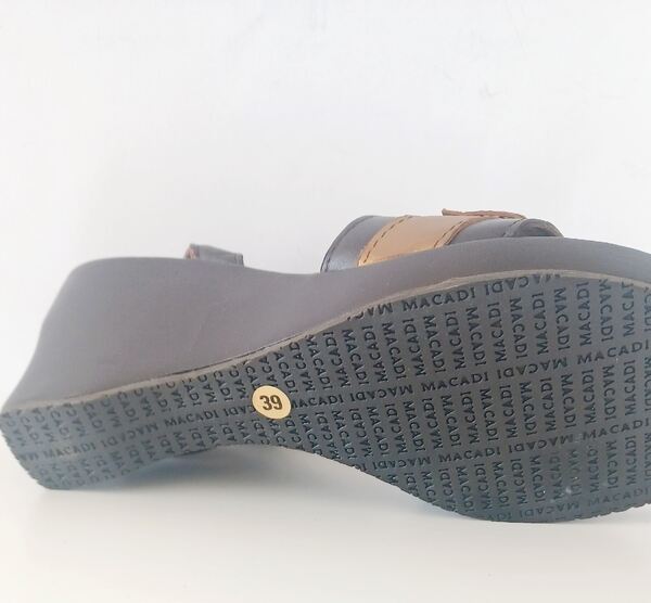 sandalias em pele genuína. . Sandálias