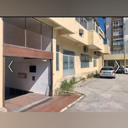 Vendo lugar de garagem na rua Antonio Correia , no centro da vila da Costa da Caparica . Garagens para vender. Almada. 16 m2 Carro    Bom estado Porta automática