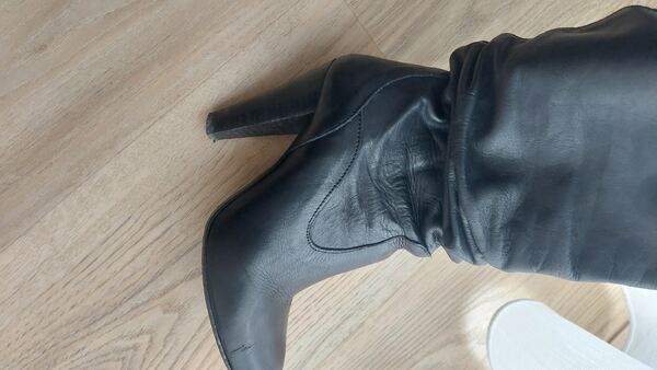 Botas de pele. Botas e botins