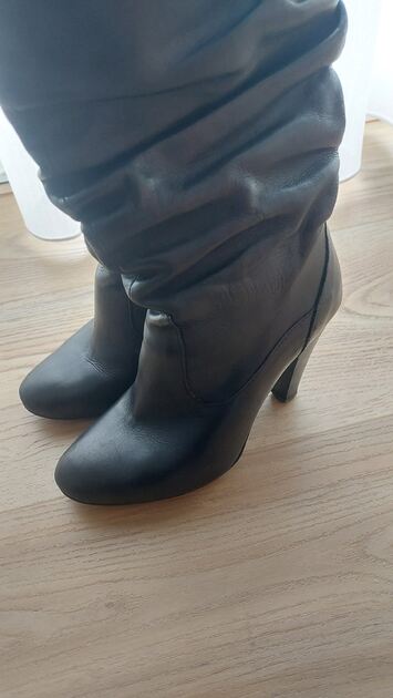 Botas de pele. Botas e botins
